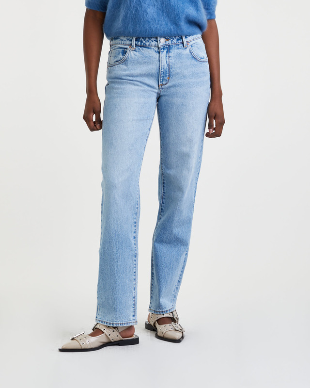 Stylish women's jeans, high-waisted, baggy jeans, bootcut, & mom 