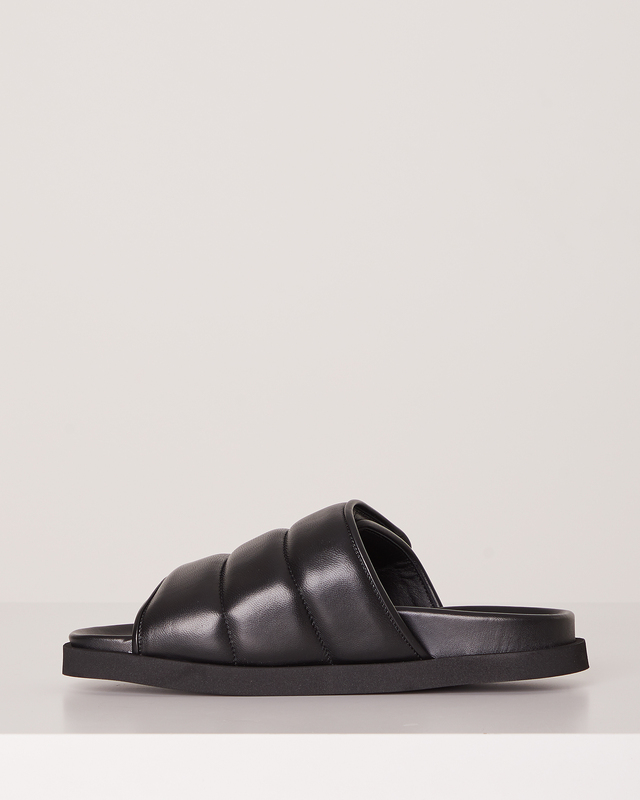 Gia Couture Sandals 3 Stitched Puffy Slipper Svart | WAKAKUU