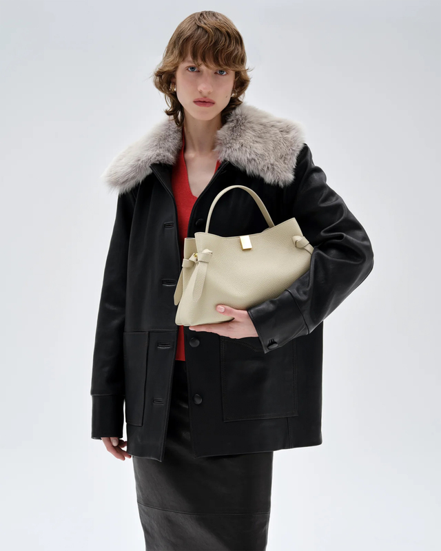 Väska Gyoza Pebble Grain Leather Creme