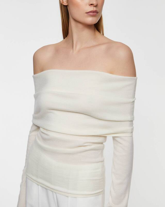 Almada Label  Topp Cara Off Shoulder Creme L