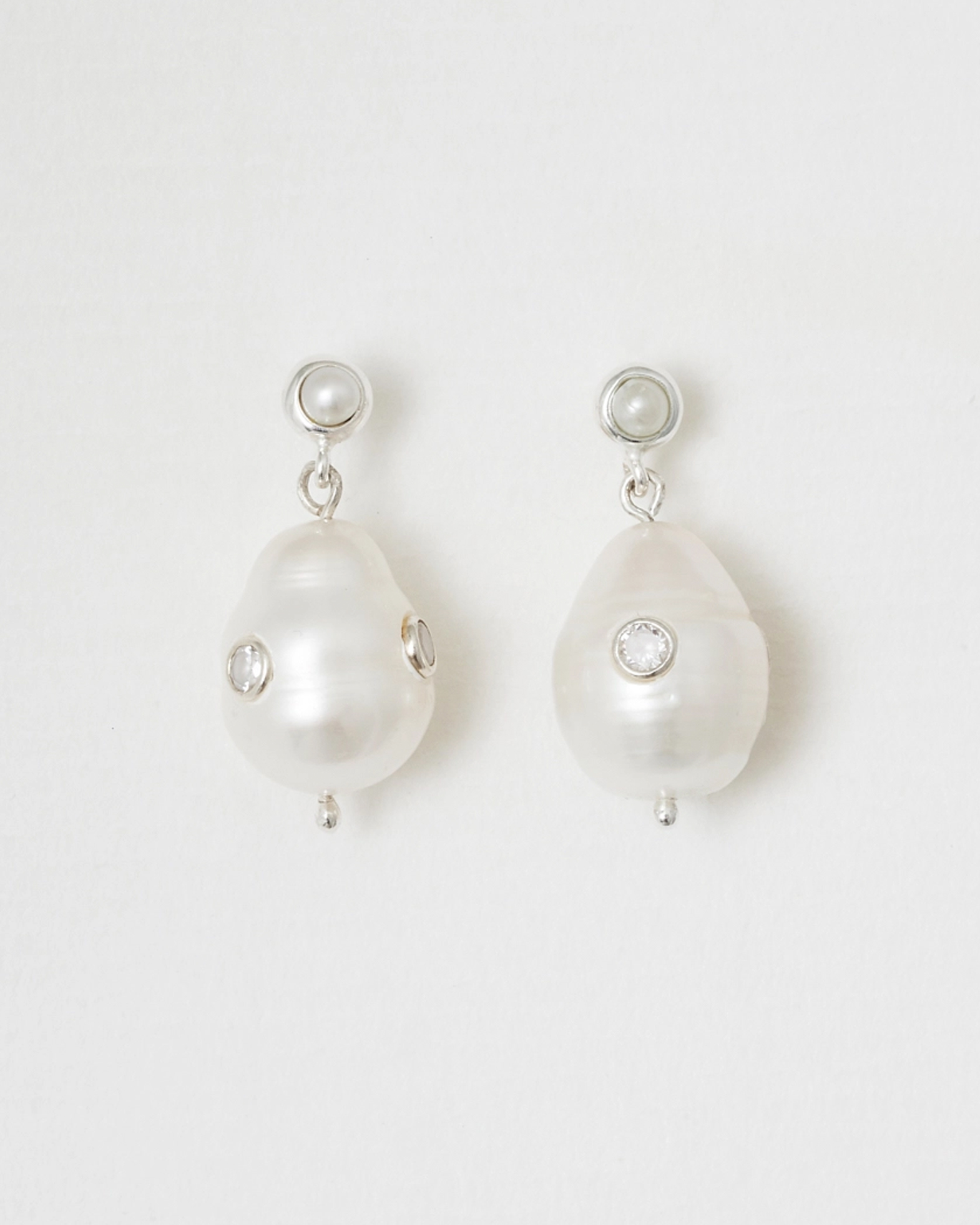 Blue Billie - Pearl on pearl earrings Silver | WAKAKUU